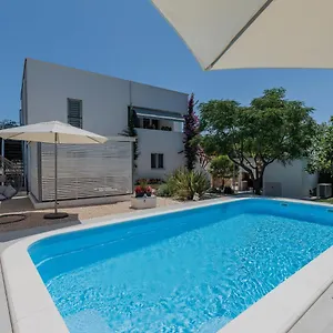 https://haus-tome-132s.hotelinzadar.com